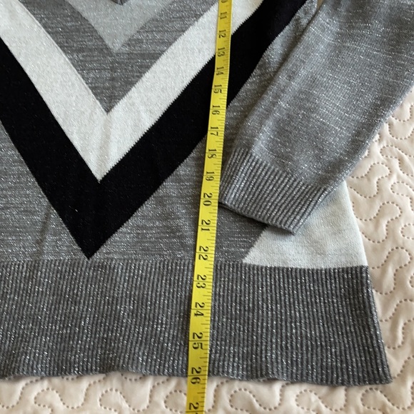 New York and Company  V- Neck Sweater Size Medium - Picture 6 of 12